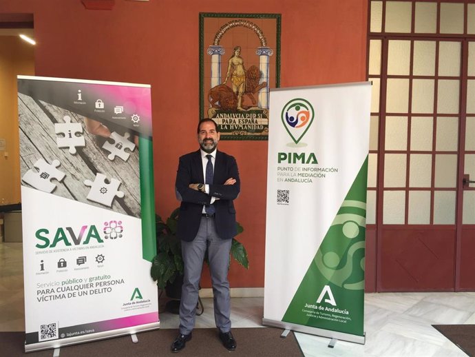 Ontiveros, con los nuevos logos de PIMA y SAVA