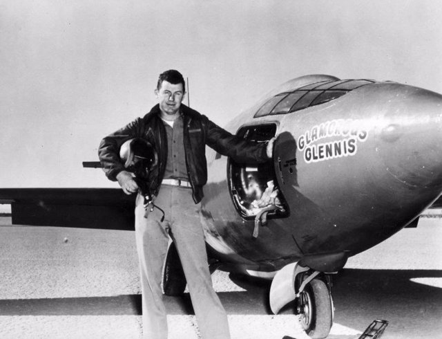 Chuck Yeager junto al avión con el que rompió la barrera del sonido