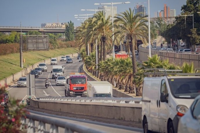 Vehículos circulan por las entradas y salidas del área metropolitana de Barcelona.