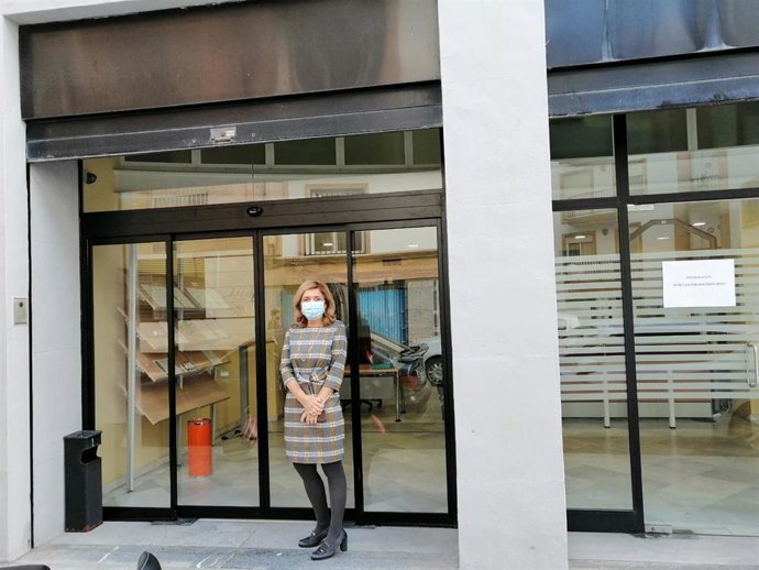 La delegada territorial de Salud y Familias, María Jesús Botella, en la puerta de acceso al registro por la Calle Miguel Benzo.
