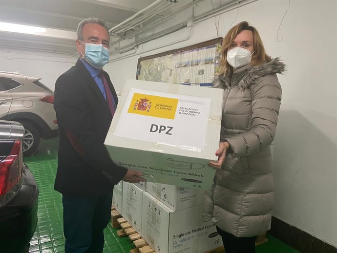 La delegada del Gobierno en Aragón, Pilar Alegría, en la distribución de mascarillas.