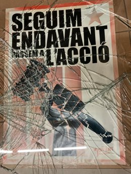 La sede de ERC en Figueres (Girona) ha aparecido con los cristales rotos.