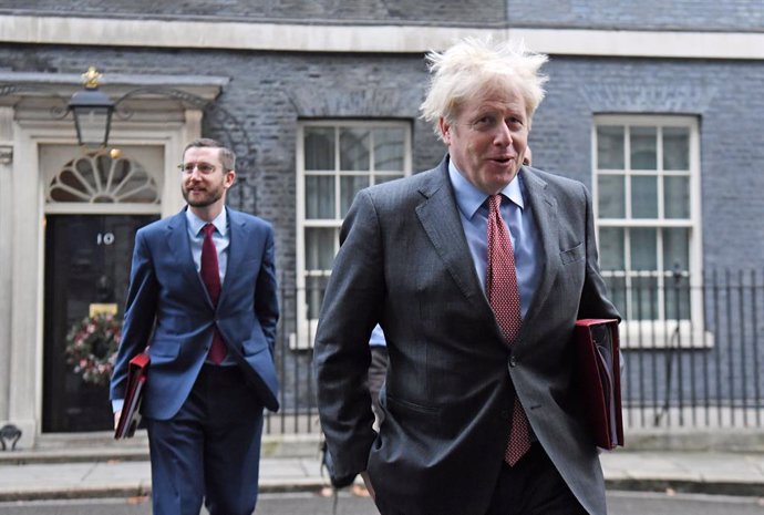08 December 2020, England, London: UK Prime Minister Boris Johnson (R), accompanied by Cabinet Secretary Simon Case, arrive for the government's weekly cabinet meeting at the Foreign and Commonwealth Office. Photo: Kirsty O'connor/PA Wire/dpa
