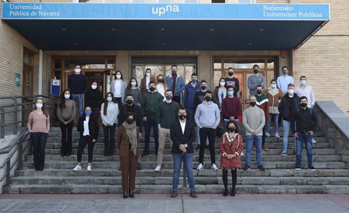 En primer término, de izda. A dcha., la directora gerente de la Fundación Universidad Sociedad, Iosune Pascual; el ponente y Alumni Distinguido 2020, Eneko Sanz; y la profesora del Departamento de Gestión de Empresas Salomé Goñi Legaz.