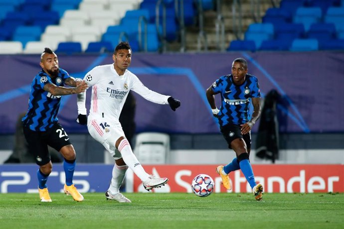 Casemiro of Real Madrid and Arturo Vidal of Inter in action during the UEFA Champions League, Group B, football match played between Real Madrid and FC Internazionale Milano at Alfredo Di Stefano stadium on November 03, 2020, in Valdebebas, Madrid, Spai