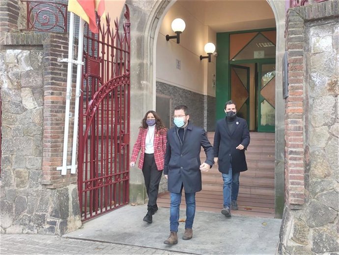 El vicepresidente del Govern, Pere Aragons, ha visitado a Carme Forcadell en la cárcel de Wad-Ras en Barcelona, acompañado del presidente del Parlament, Roger Torrent, y la número dos en las listas de ERC, Laura Vilagr.