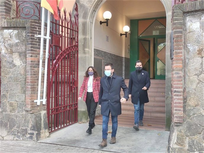 El vicepresident del Govern, Pere Aragons, ha visitat a Carme Forcadell a la presó de Wad-Ras a Barcelona, acompanyat del president del Parlament, Roger Torrent, i la número dos en les llistes d'ERC, Laura Vilagr.