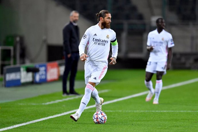 FILED - 27 October 2020, North Rhine-Westphalia, Moenchengladbach: Real Madrid's Sergio Ramos in action during the UEFA Champions League Group B soccer match between Borussia Moenchengladbach and Real Madrid at the Borussia-Park stadium. Real Madrid cen