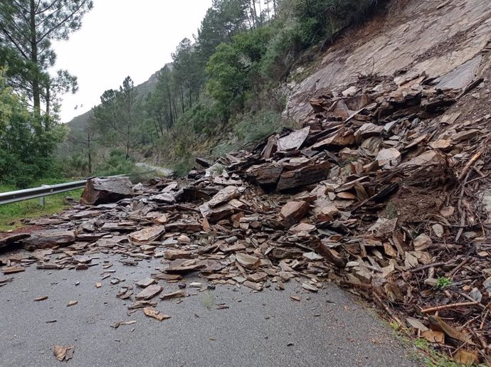 Imagen de la carretera provincial cortada por desprendimientos en A Fonsagrada (Lugo)