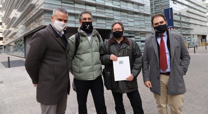 La Fundació Reeixida presenta la denúncia, amb el suport de l'Associació Catalana d'Amics d'Israel i la Lliga Internacional Contra el Racisme i l'Antisemitisme a Catalunya.