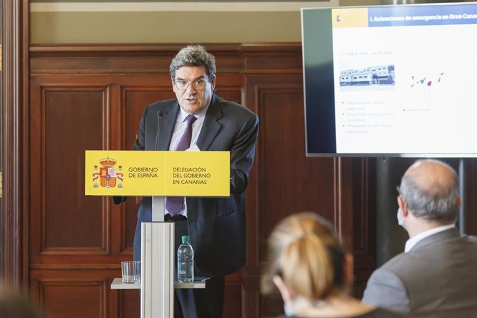 José Luis Escrivá, interviene durante una rueda de prensa posterior a su visita al Centro de Salvamento Marítimo y el nuevo edificio de Capitanía Marítima, en Las Palmas de Gran Canaria, Gran Canaria, (España), a 20 de noviembre de 2020.