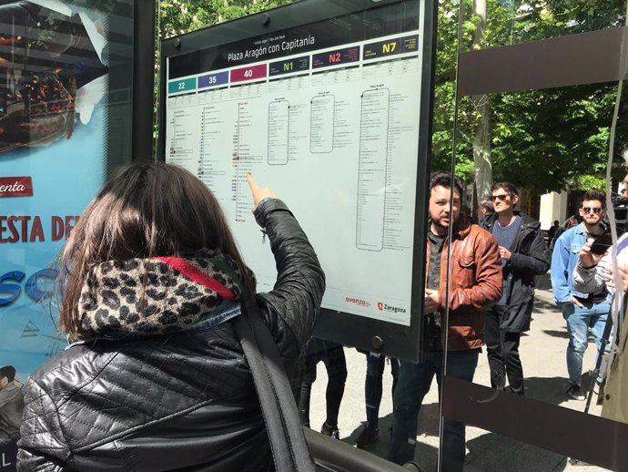 Usuaria ante el nuevo diseño gráfico de las paradas y marquesinas de autobuses urbanos