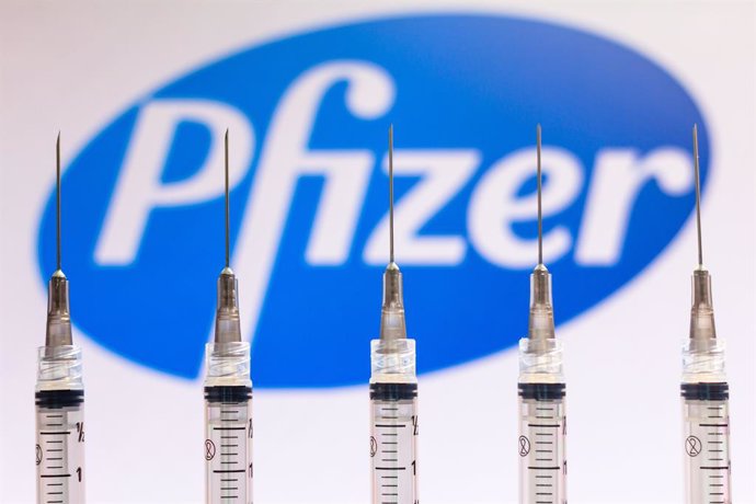 Imatge d'arxiu de vacunes davant del logo de la farmacutica Pfizer.