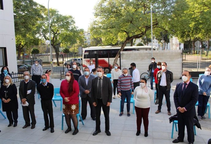 Juan Espadas, con miembros de la asociación 'Niños con Amor'