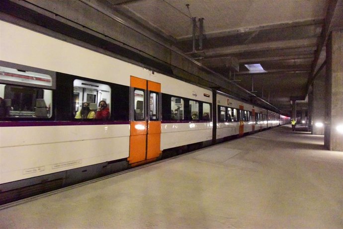 Un tren circula por dentro de la estructura de la futura estación de La Sagrera en Barcelona.