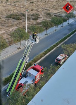 Actuación de los bomberos por el viento en Alicante