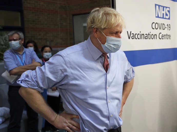 Boris Johnson en una visita a un centro de vacunación contra el coronavirus en Londres