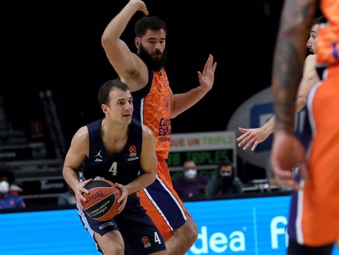 Kevin Pangos defendido por Dubljevic en el Valencia Basket-Zenit de la Euroliga 2020-2021