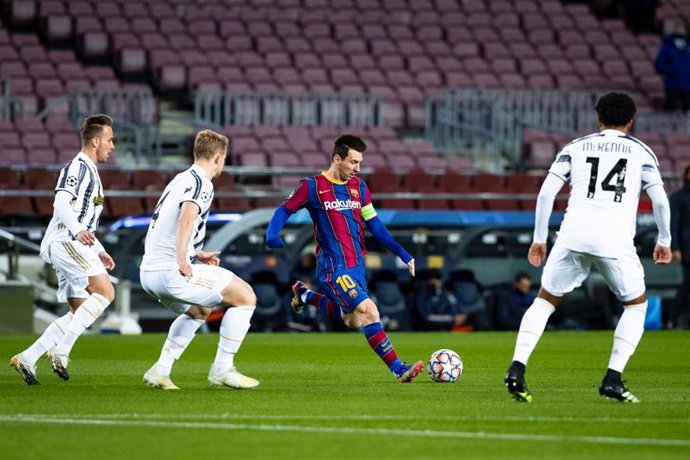 El jugador del FC Barcelona Leo Messi, durante la derrota del Bara ante la Juventus (0-3) en la última jornada de la fase de grupos de la Liga de Campeones 2020/21, en el Camp Nou