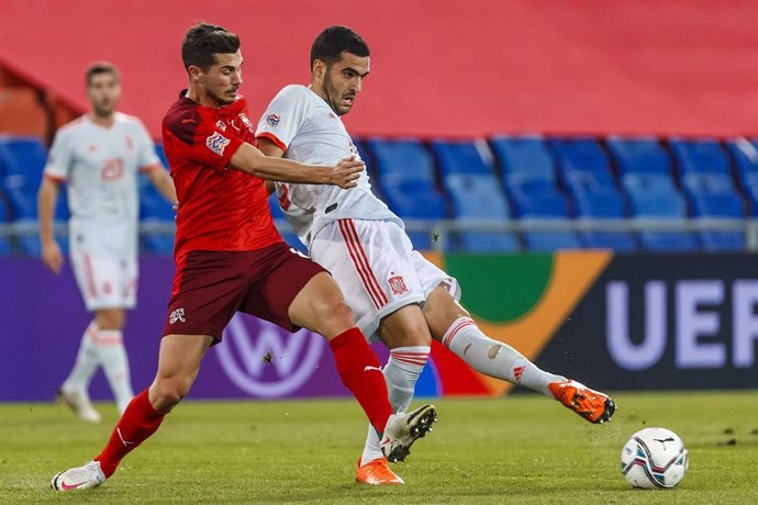 Mikel Merino intenta un pase durante el Suiza-España de la Liga de Naciones 2020-2021
