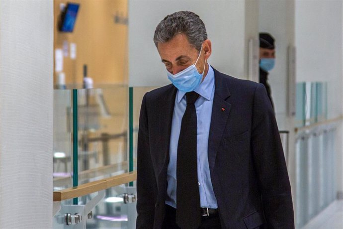 Nicolas Sarkozy a su salida del tribunal de París en el que está siendo juzgado