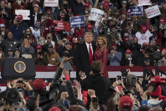 05 December 2020, US, Valdosta: US President Donald Trump (L) and First Lady Melania Trump attend a Georgia Victory Rally to support two Republican incumbent US senators Kelly Loeffler and David Perdue, who face democratic challengers in the special run