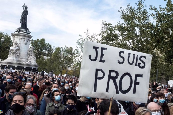Manifestación de pudio por el asesinato del profesor francés Samuel Paty a manos de un islamista radical.