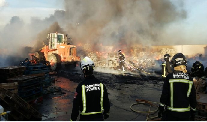 Bomberos de Almería durante las labores de extinción el pasado lunes