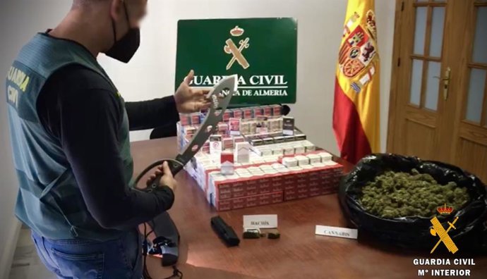 Operación de la Guardia Civil para desmantelar un punto de droga en Roquetas de Mar (Almería)