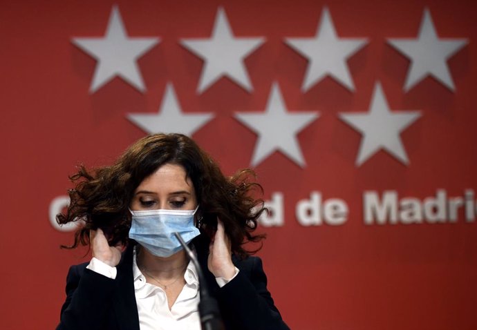 La presidenta de la Comunidad de Madrid, Isabel Díaz Ayuso, se quita la mascarilla tras comparecer en rueda de prensa en la Casa Real de Correos, en Madrid, (España), a 21 de octubre de 2020. Informa sobre los acuerdos a los que han llegado tras una reu