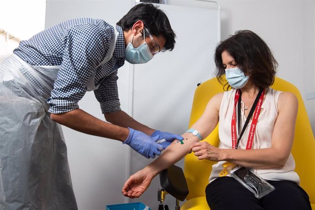 HANDOUT - 23 November 2020, England, Oxford: An undated photo shows a health worker injecting a volunteer with the coronavirus vaccine developed by AstraZeneca and Oxford University.