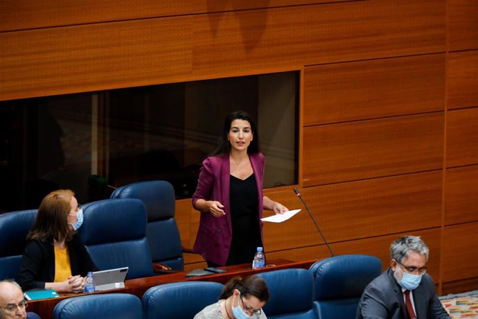 La portavoz de VOX, Rocío Monasterio (d), durante la sesión plenaria en la que se debaten los planes de la Comunidad de Madrid ante el fin del estado de alarma, en Madrid, (España), a 18 de junio de 2020.