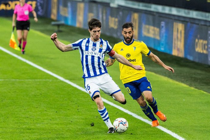 Aritz Elustondo of Real Sociedad and Alvaro Perea of Cadiz during LaLiga, football match played between Cadiz Club Futbol and Real Sociedad Club de Futbol at Ramon de Carranza Stadium on November 22, 2020 in Cadiz, Spain.