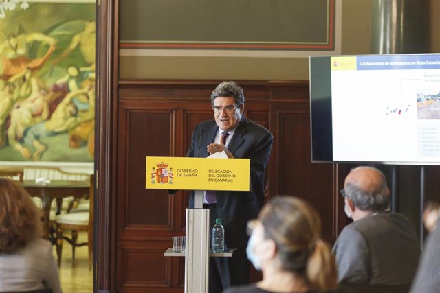 El ministro de Inclusión, Seguridad Social y Migraciones, José Luis Escrivá, interviene durante una rueda de prensa posterior a su visita al Centro de Salvamento Marítimo y el nuevo edificio de Capitanía Marítima, en Las Palmas de Gran Canaria, Gran Canar