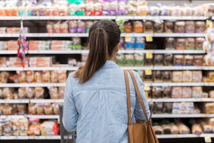 Mujer comprando en el supermercado.