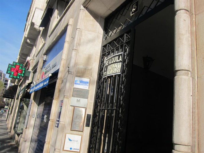 Una vivienda con un cartel de "se alquila"