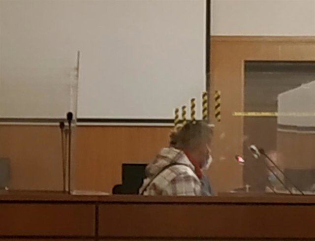 El acusado, durante la vistilla en la que se ha conformado con un año y medio de cárcel.