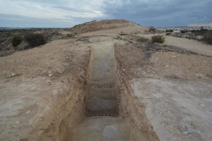 Arqueólogos de la Universidad de Alicante y del Museo Arqueológico de Guardamar del Segura localizan el foso defensivo del yacimiento fenicio Cabezo Pequeño del Estaño