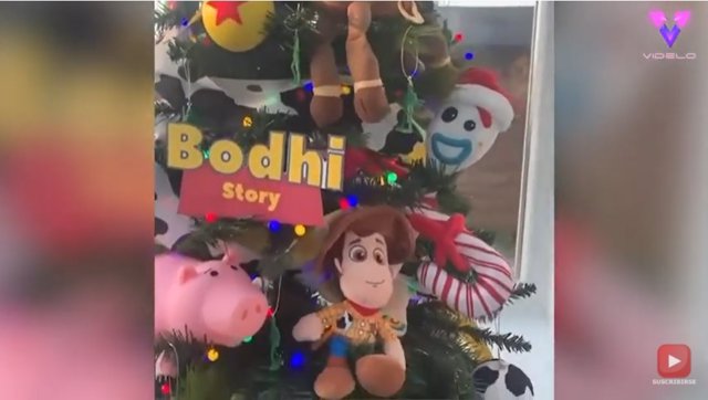Fan de Pixar decora su árbol de Navidad con los personajes de Toy Story