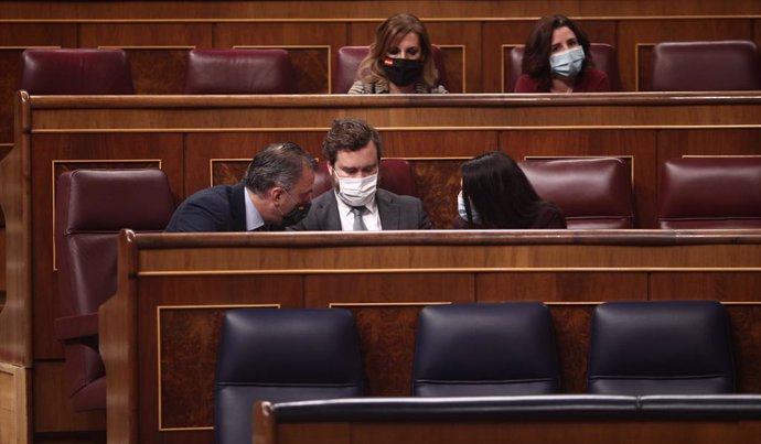 (I-D) Los diputados de Vox Javier Ortega Smith, Iván Espinosa de los Monteros y Macarena Olona, charlan durante una sesión plenaria, en Madrid (España), a 1 de diciembre de 2020. El Pleno afronta desde ayer la fase final del debate del proyecto de Presu