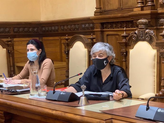 La alcaldesa de Gijón, Ana González (derecha), durante el Pleno del Debate del Municipio