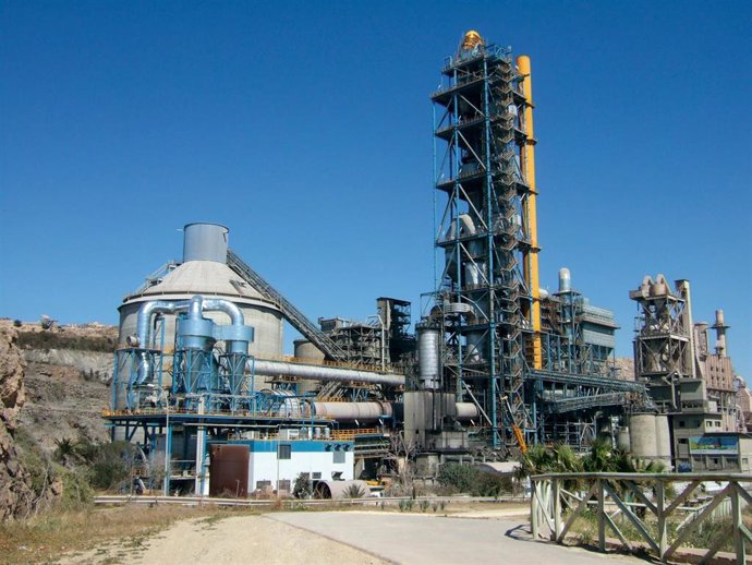 Imagen de archivo de una fábrica cementera en Málaga.