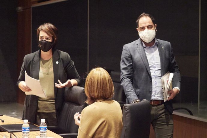 La portavoz de Geroa Bai, Uxue Barkos (c); y la parlamentaria de Podemos Ainhoa Aznárez (i), hablan junto al portavoz del PSN, Ramón Alzórriz, a su llegada a la Mesa y Junta de portavoces en el Parlamento de Navarra, en Pamplona, en una imagen de archiv