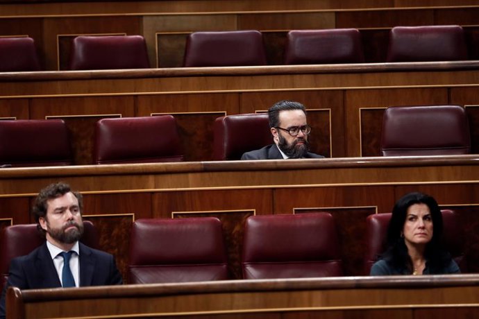 Los diputados de Vox, Iván Espinosa de los Monteros (i), José María Sánchez García (arriba), y María de la Cabeza Ruiz Solás (d)asisten este miércoles en el Congreso a la comparecencia del presidente del Gobierno, Pedro Sánchez, que explica la declaraci