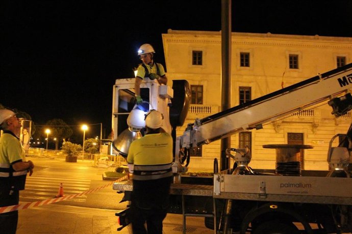 Operarios realizando labores de mantenimiento del alumbrado público.