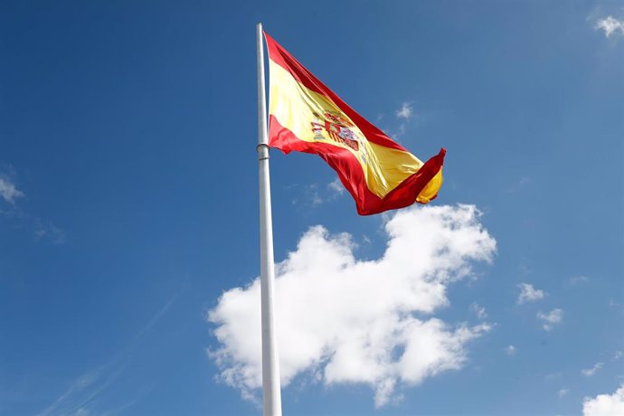 Bandera de España de la Plaza de Colón de Madrid, ondeando.