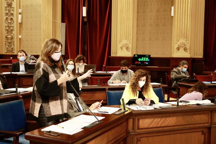 La presidenta del Govern, Francina Armengol, en el pleno del Parlament de este miércoles.