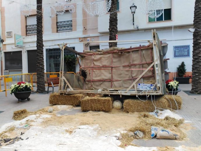 El viento tumba el nacimiento de tamaño  real de la plaza de España aunque las figuras fueron retiradas