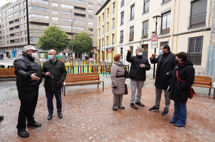 El alcalde de Valladolid, junto a los concejales María Sánchez y Luiz Vélez, visita la renovada plaza del Caño Argales.