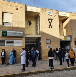 Minuto de silencio en el centro de salud de Lebrija en memoria de la matrona fallecida por Covid